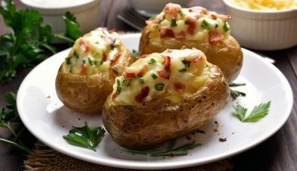 Gepofte gevulde aardappel